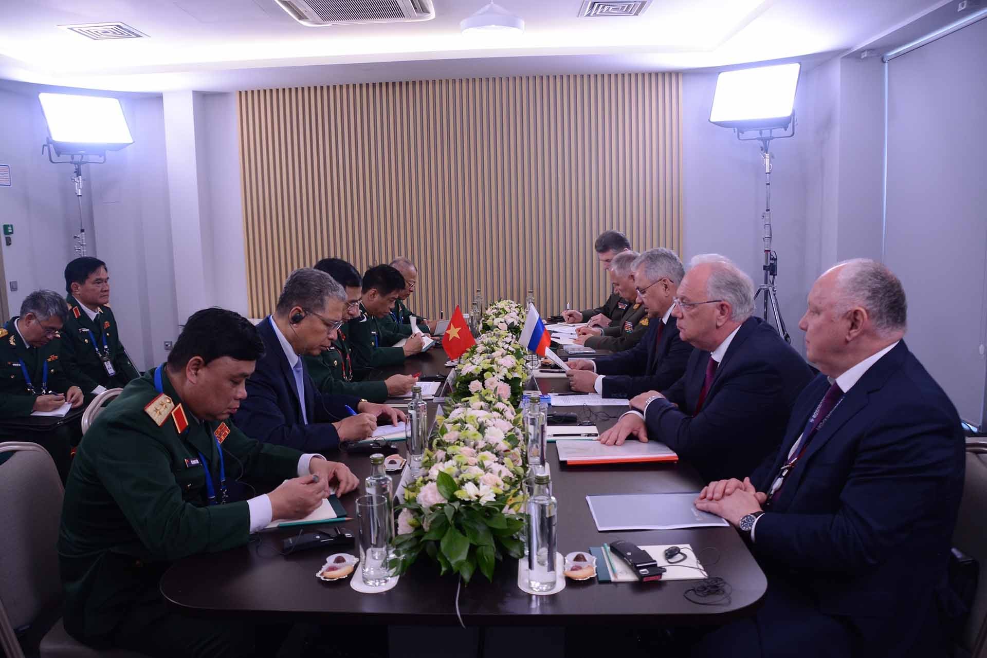 Bộ trưởng Quốc phòng Phan Văn Giang hội đàm với Bộ trưởng Quốc phòng Liên bang Nga Sergei Shoigu. (Nguồn: TTXVN)