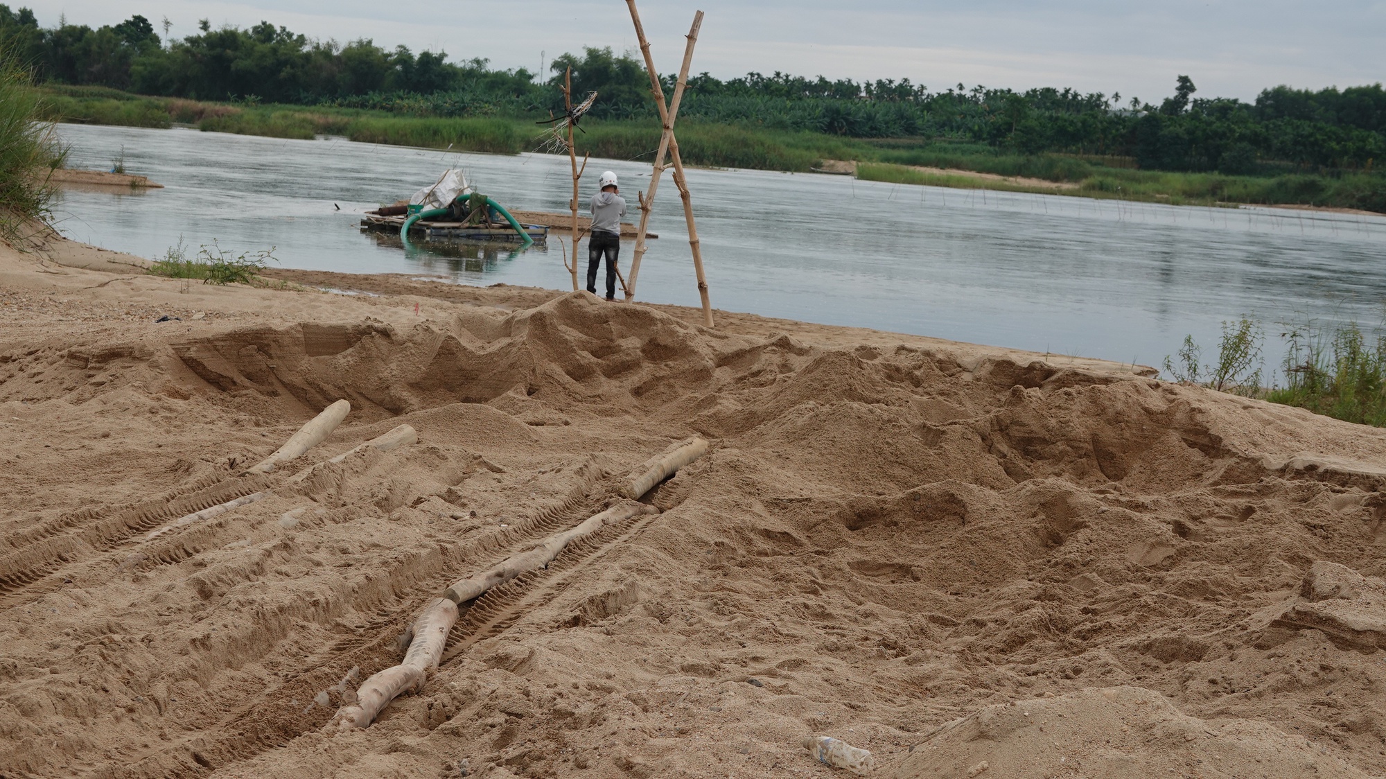 UBND tỉnh Quảng Ngãi: Công văn khẩn chỉ đạo Công an tỉnh xử lý nạn trộm cát - Ảnh 2.