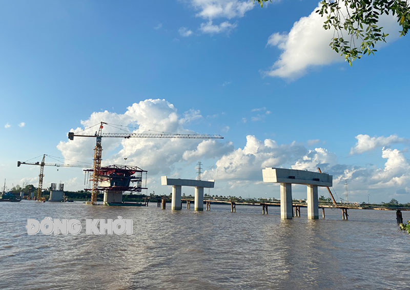 Bến Tre thực hiện phong trào thi đua cao điểm “Đồng khởi mới” góp phần thúc đẩy tiến độ thi công cầu Rạch Miễu 2. 