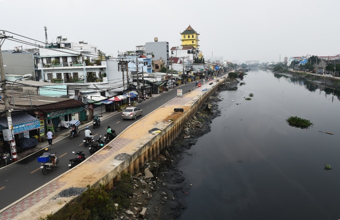 Đoạn nhà người dân bị hư hại do cải tạo kênh khu vực bến Phú Định: Ảnh: Thanh Tùng