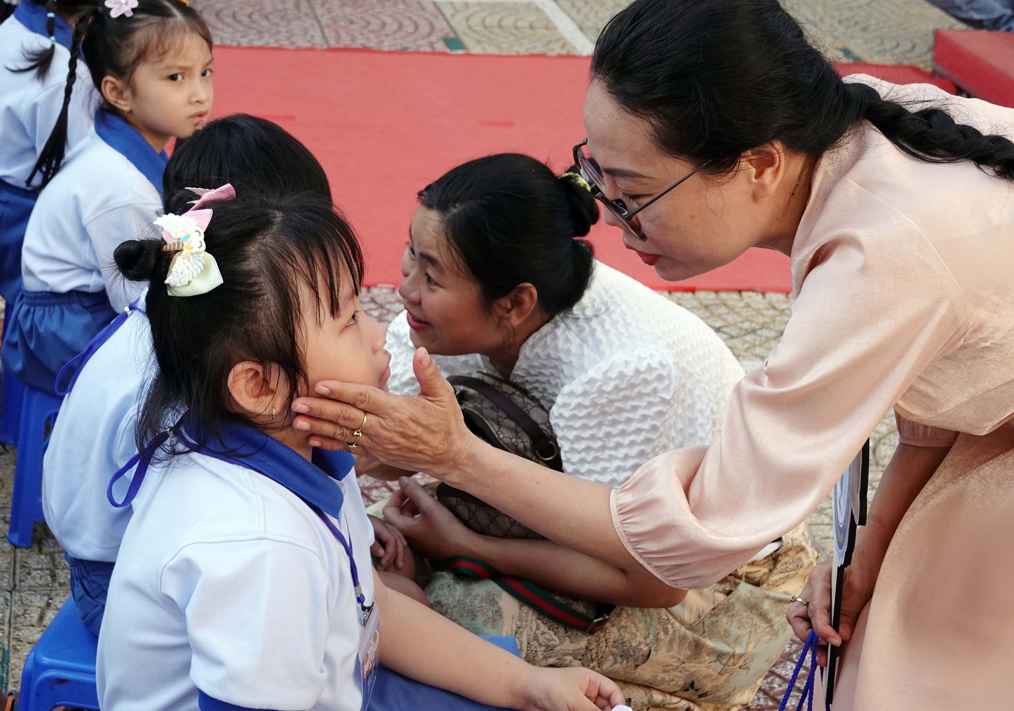 Ngày đầu tiên đi học, học sinh lớp 1 'nước mắt nhạt nhòa' - Ảnh 2.