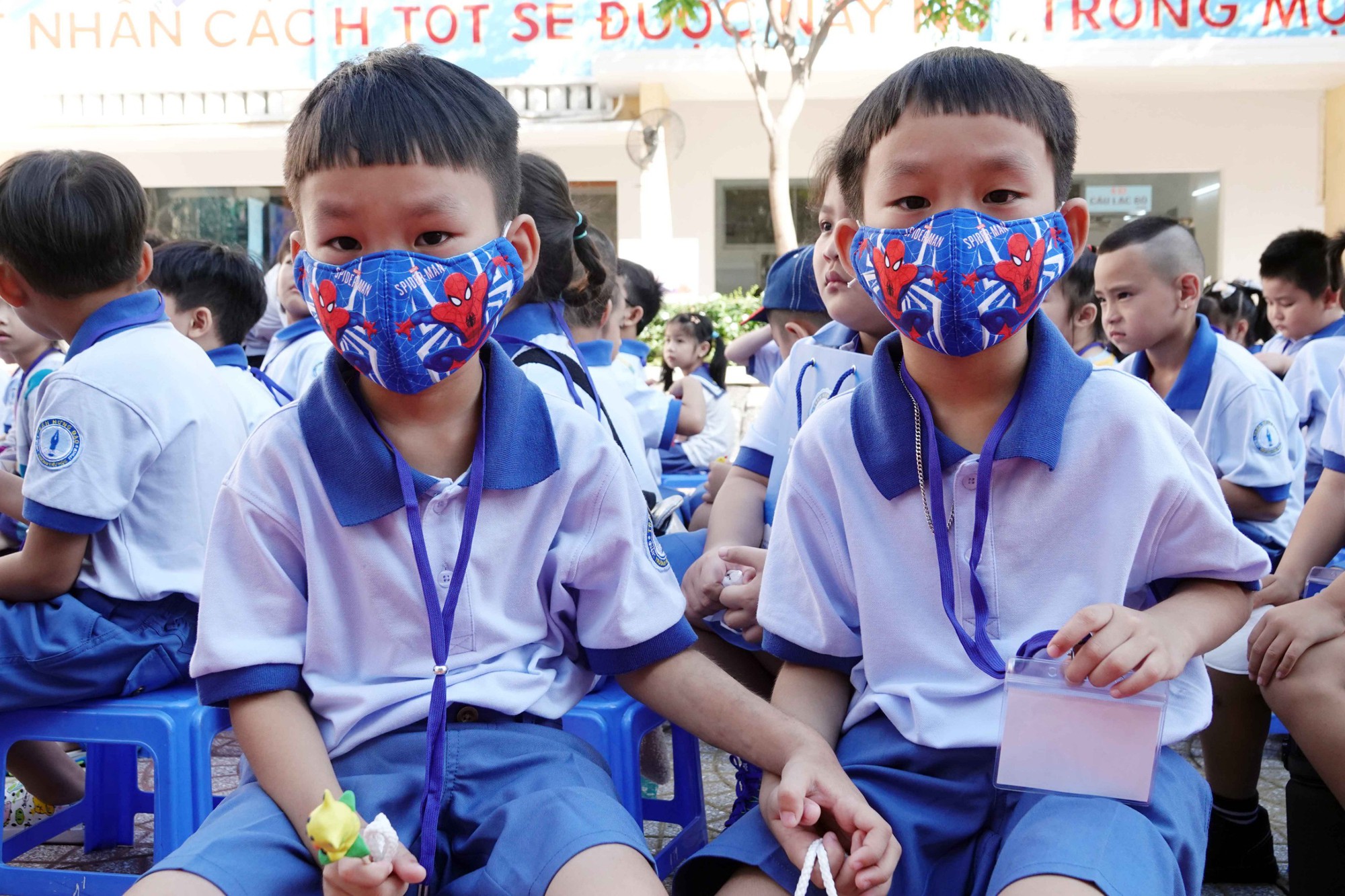 Ngày đầu tiên đi học, học sinh lớp 1 'nước mắt nhạt nhòa' - Ảnh 8.