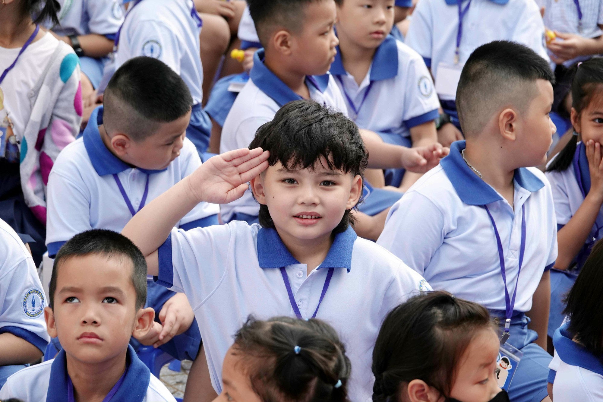 Ngày đầu tiên đi học, học sinh lớp 1 'nước mắt nhạt nhòa' - Ảnh 9.