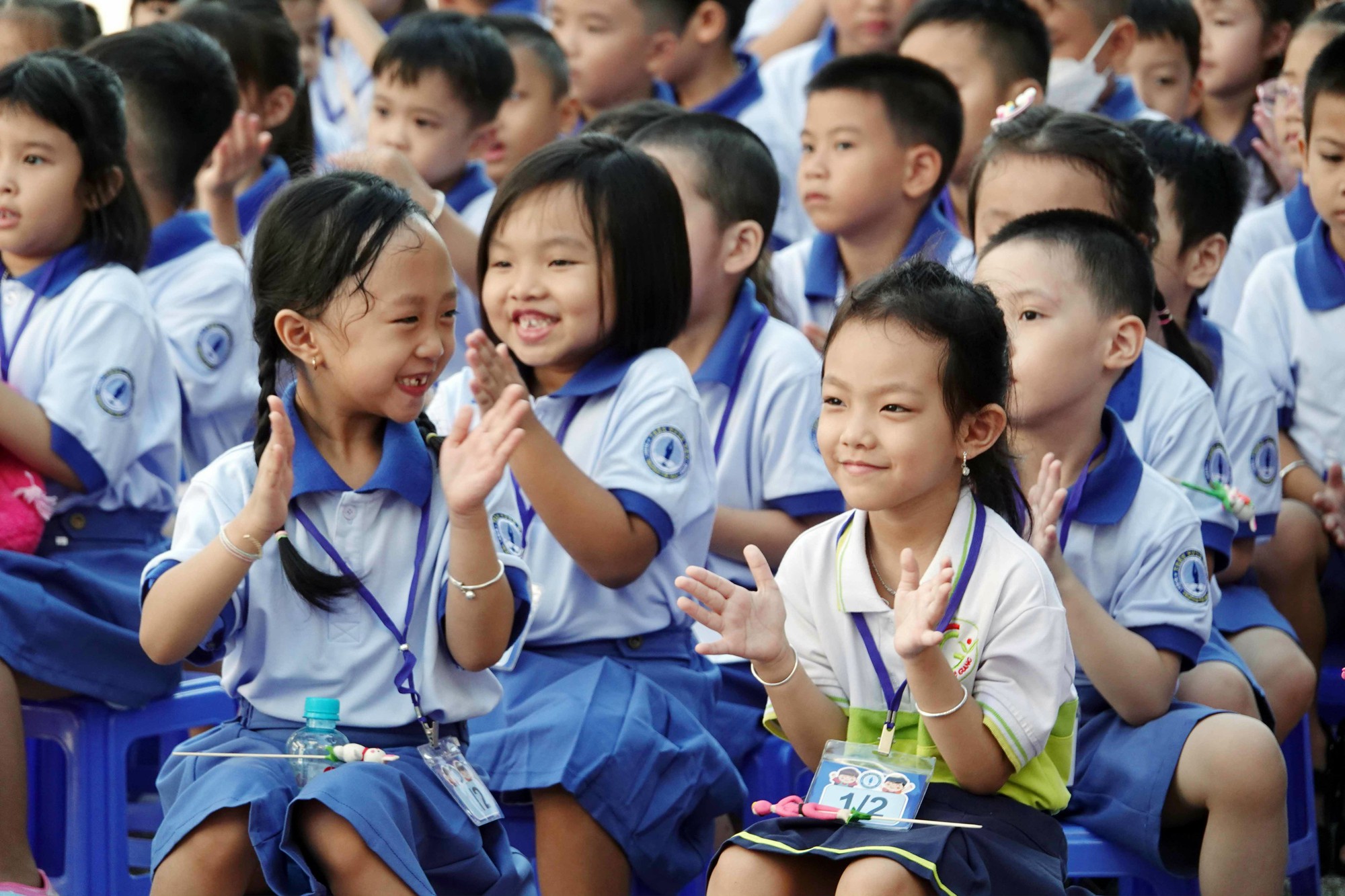 Ngày đầu tiên đi học, học sinh lớp 1 'nước mắt nhạt nhòa' - Ảnh 10.