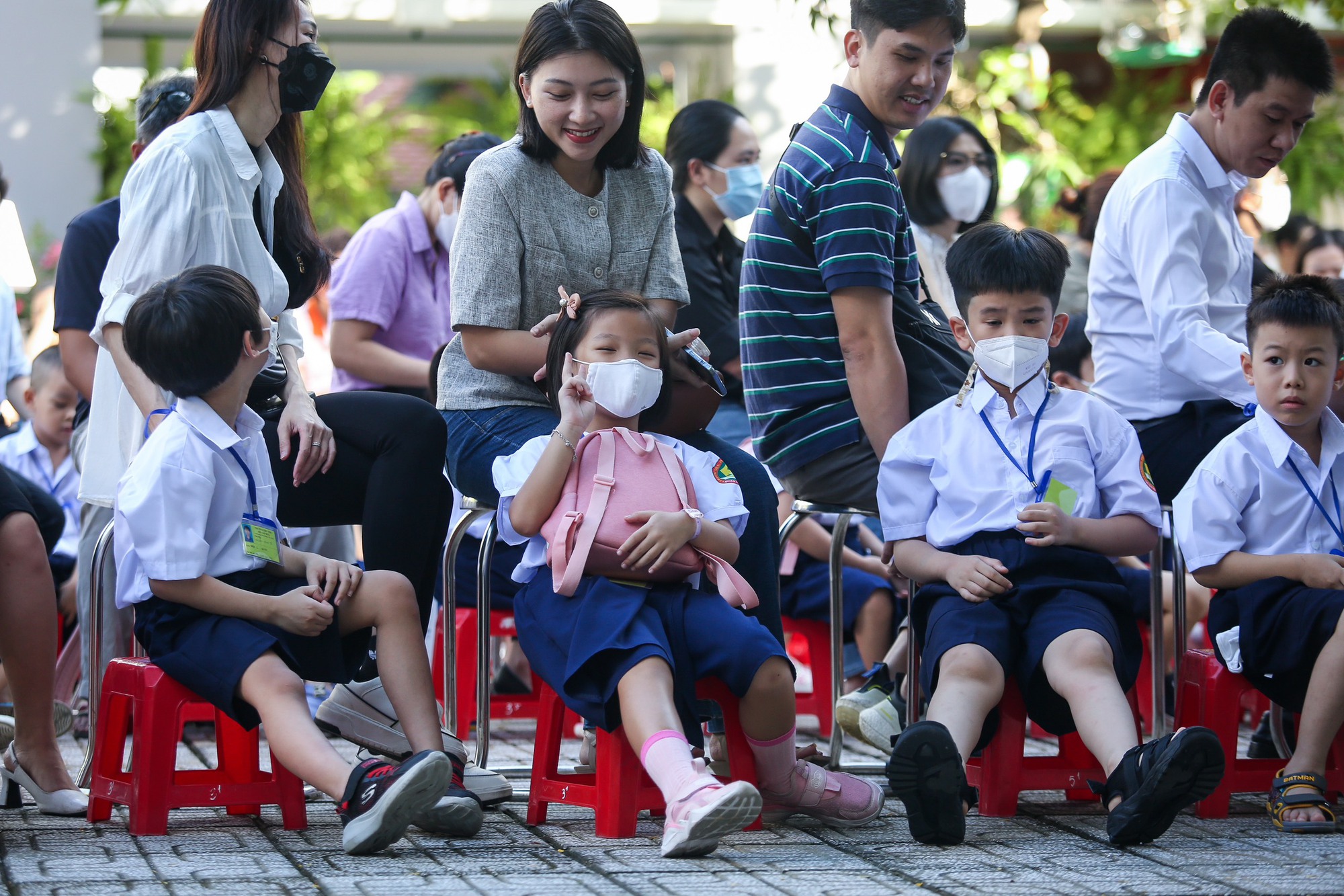 Ngày đầu tiên đi học, học sinh lớp 1 'nước mắt nhạt nhòa' - Ảnh 15.