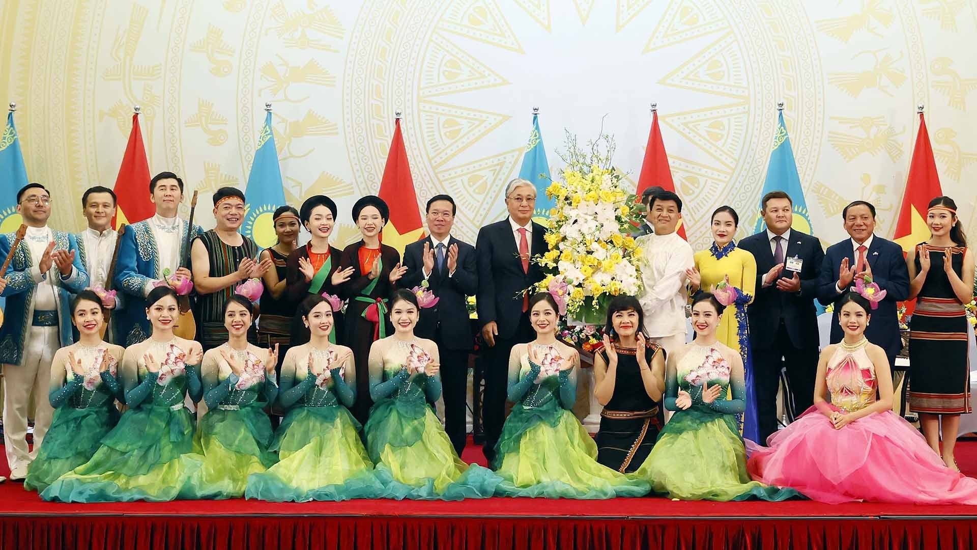 Chủ tịch nước Võ Văn Thưởng và Tổng thống Kazakhstan Kassym-Jomart Tokayev tặng hoa cho các nghệ sĩ. (Nguồn: TTXVN)