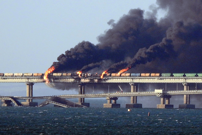 Khói lửa bốc lên sau vụ nổ cầu Kerch nối Crimea với Nga ngày 8/10/2022. Ảnh: AFP