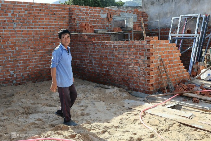 Căn nhà mới đang xây dựng của ông Nguyễn Quang Trung, thôn Thái An, xã Vĩnh Hải. Ảnh: Việt Quốc