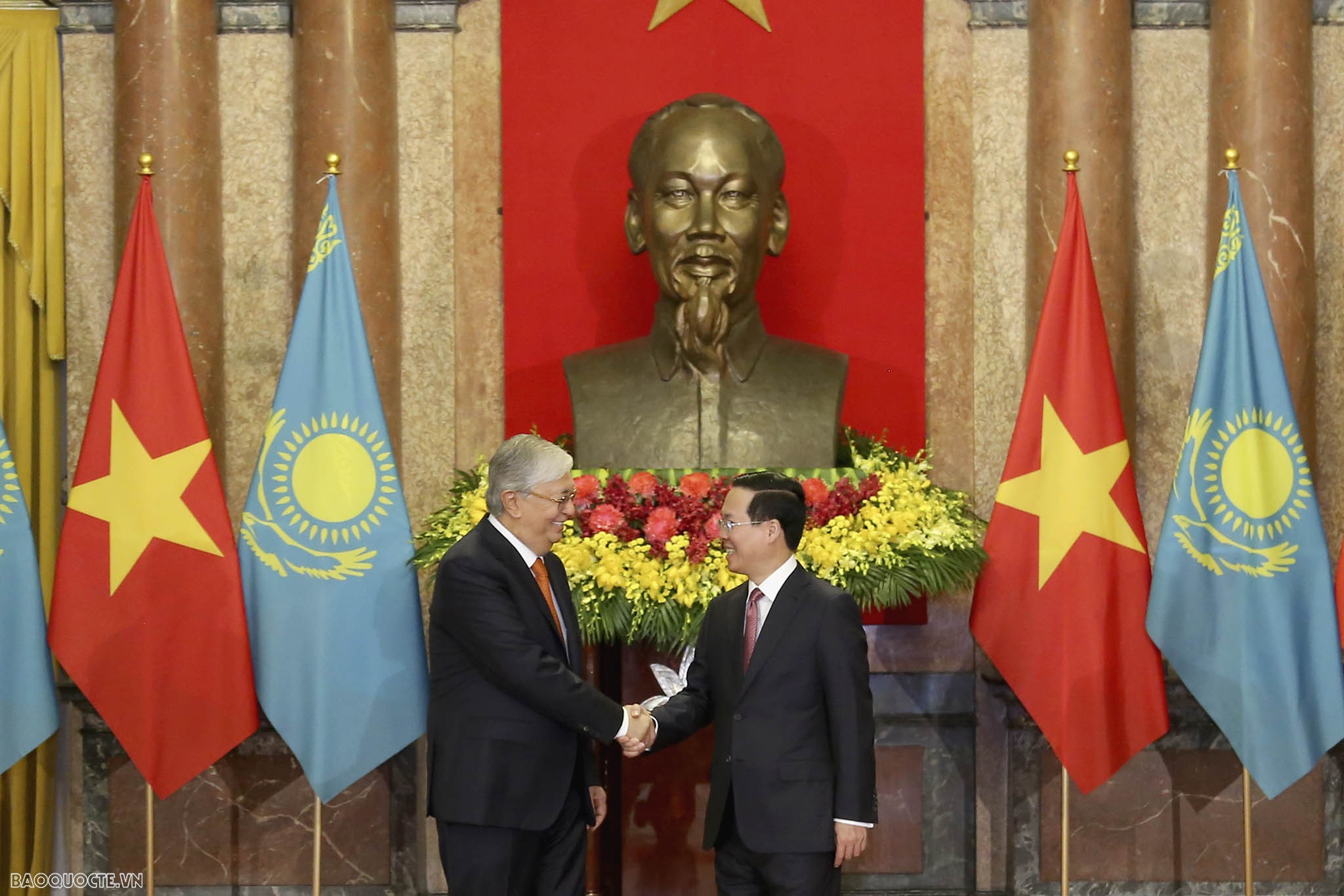 Chủ tịch nước Võ Văn Thưởng chụp ảnh chung với Tổng thống Kazakhstan Kassym-Jomart Tokayev trước khi tiến hành hội đàm