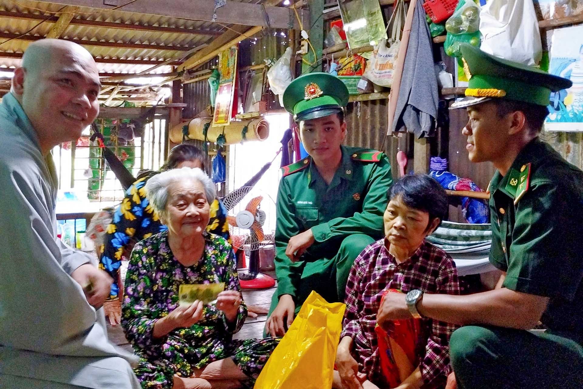 Cán bộ Đồn Biên phòng Nhơn Hưng tặng quà cho học sinh nghèo học giỏi người dân tộc Khmer. (Ảnh: Chiến Khu)