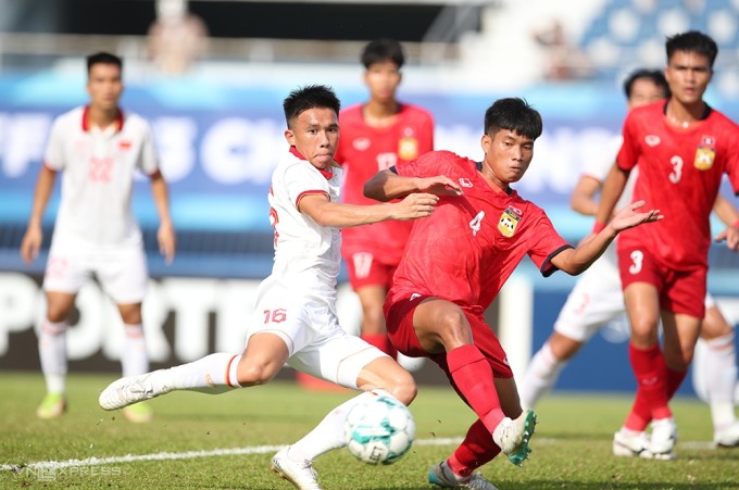 Võ Hoàng Minh Khoa mở tỷ số ở trận Việt Nam thắng Lào 4-1 trên sân Rayong ngày 20/8. Ảnh:Lâm Thoả