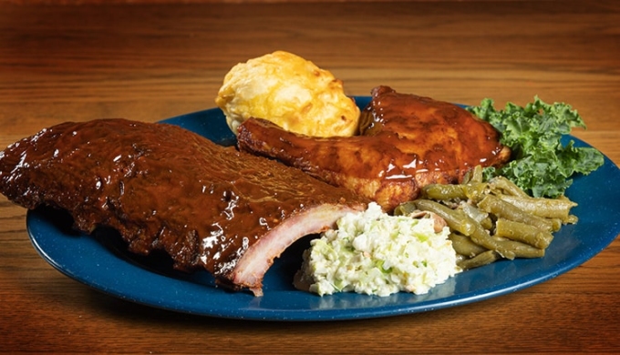 Đồ ăn tại quán Bennett’s Pit Bar-B-Que gồm thịt nướng, salad, khoai tây và rau. Ảnh: My pigeon forge