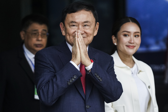 Cựu thủ tướng Thái Lan Thaksin Shinawatra tại sân bay ở Bangkok hôm 22/8. Ảnh: AFP