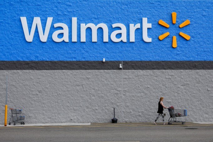 Một người mua sắm rời cửa hàng Walmart ở Bradford, Pennsylvania, Mỹ ngày 20/7/2020. Ảnh: Reuters