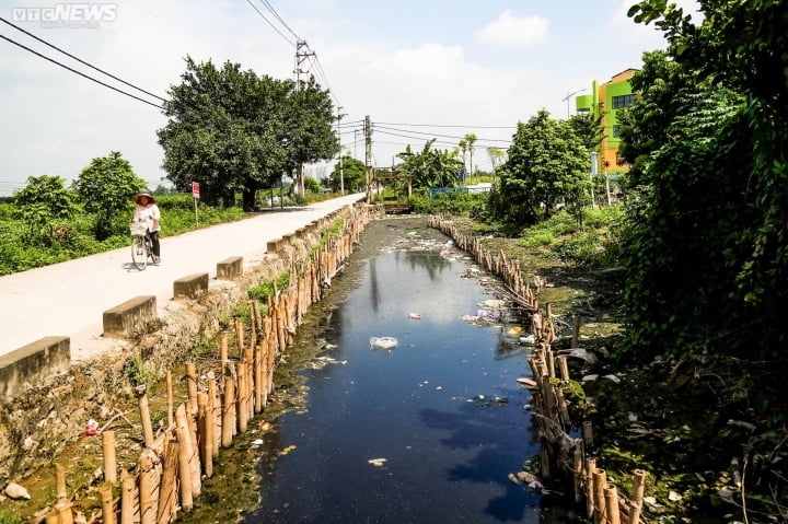 Người dân cho biết, trước đây nơi này còn tắm được nhưng giờ nhìn cảnh tượng này ai cũng ngán ngẩm.