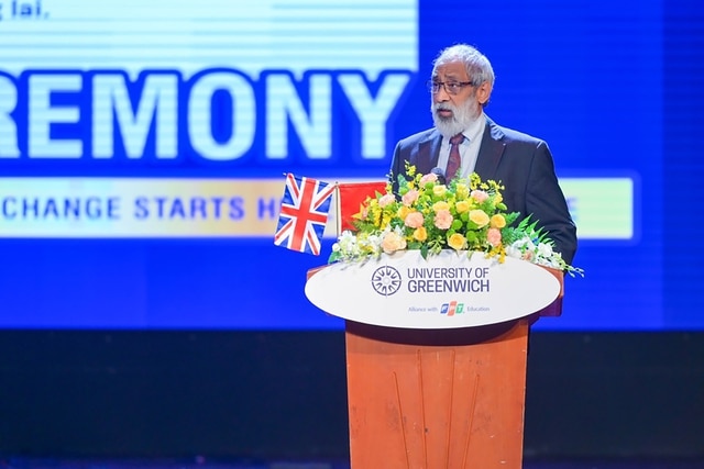 Giáo sư Mayur Patel - Hiệu trưởng Trường Khoa học máy tính và toán học, Đại học Greenwich, Anh quốc phát biểu tại lễ khai giảng