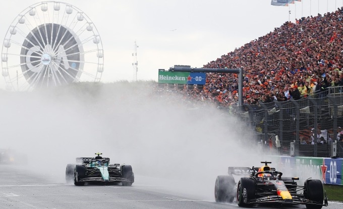 Alonso không đủ nhanh để đánh bại Verstappen, nhưng xuất sắc cán đích thứ nhì tại Zandvoort. Ảnh: AFP