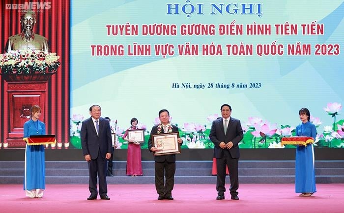 Nhạc sỹ Đỗ Hồng Quân nhận bằng khen từ lãnh đạo Chính phủ.