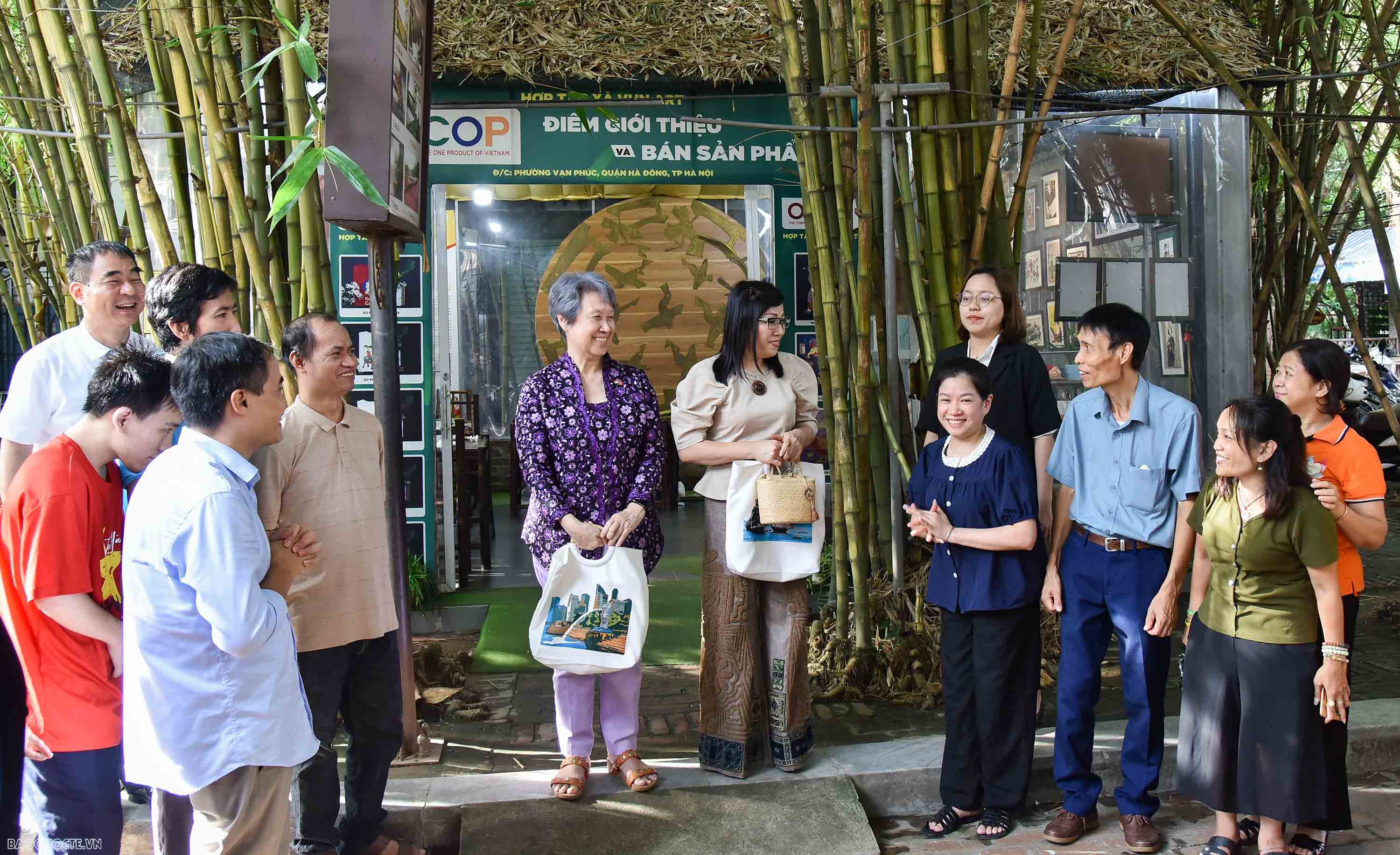 Phu nhân Thủ tướng Việt Nam và Singapore ghép tranh vải về hình ảnh đặc trưng của hai nước