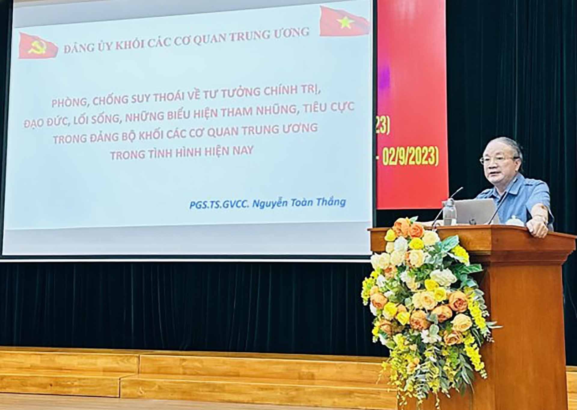 PGS.TS. GVCC Nguyễn Toàn Thắng, nguyên Viện trưởng Viện Văn hóa và Phát triển, Học viện Chính trị quốc gia Hồ Chí Minh báo cáo chuyên đề tại Hội nghị. (Nguồn: ĐUKCCQTƯ)