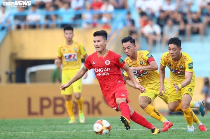 Quang Hải trở lại V-League.