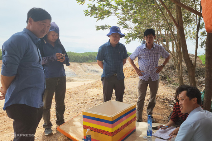 Thanh tra Sở Tài nguyên và Môi trường lập biên bản Công ty cổ phần Lâm nghiệp 1-5. Ảnh: Võ Thạnh