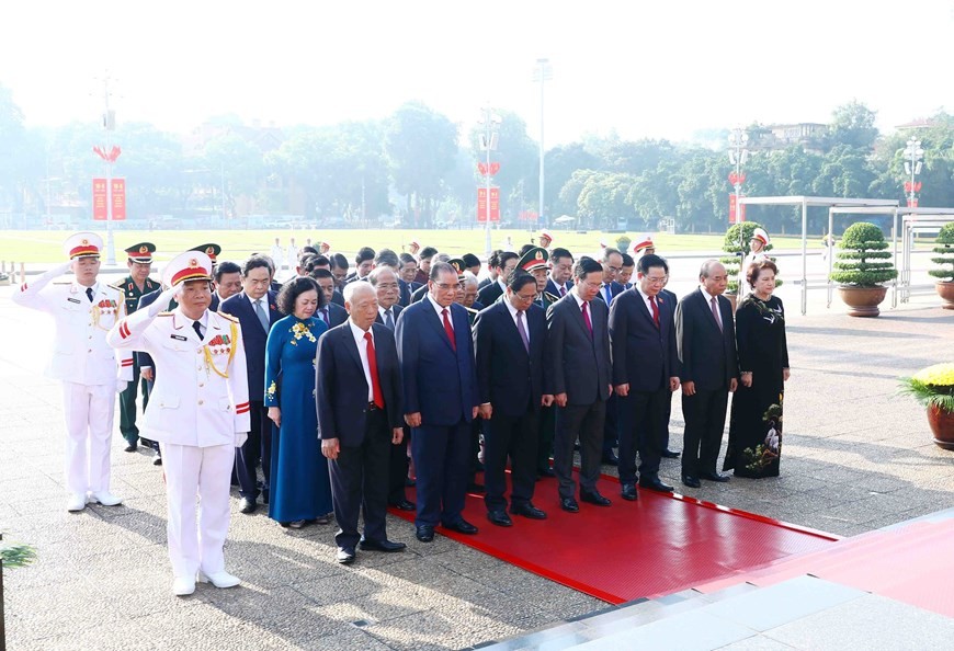 Lãnh đạo Đảng, Nhà nước vào Lăng viếng Chủ tịch Hồ Chí Minh nhân dịp Quốc khánh 2/9. Các lãnh đạo, nguyên lãnh đạo Đảng, Nhà nước thành kính tưởng nhớ Chủ tịch Hồ Chí Minh. (Nguồn: TTXVN)