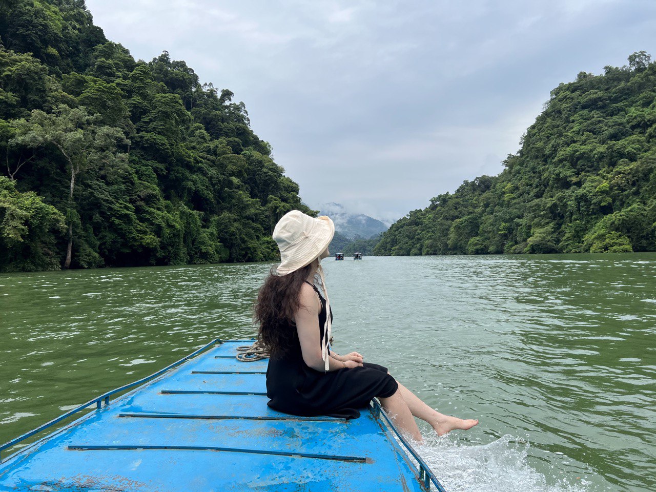 Du ngoạn trên hồ Ba Bể mùa nào cũng đẹp. Du khách sẽ được chiêm ngưỡng thiên nhiên kỳ vĩ, sờ tay cảm nhận làn nước xanh biếc màu lục mát lạnh.