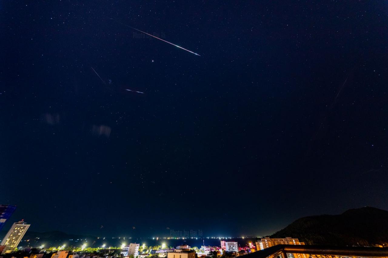 Ngắm mưa sao băng Perseids đẹp nhất 2023 vụt sáng bầu trời TP.HCM rạng sáng nay - Ảnh 6.