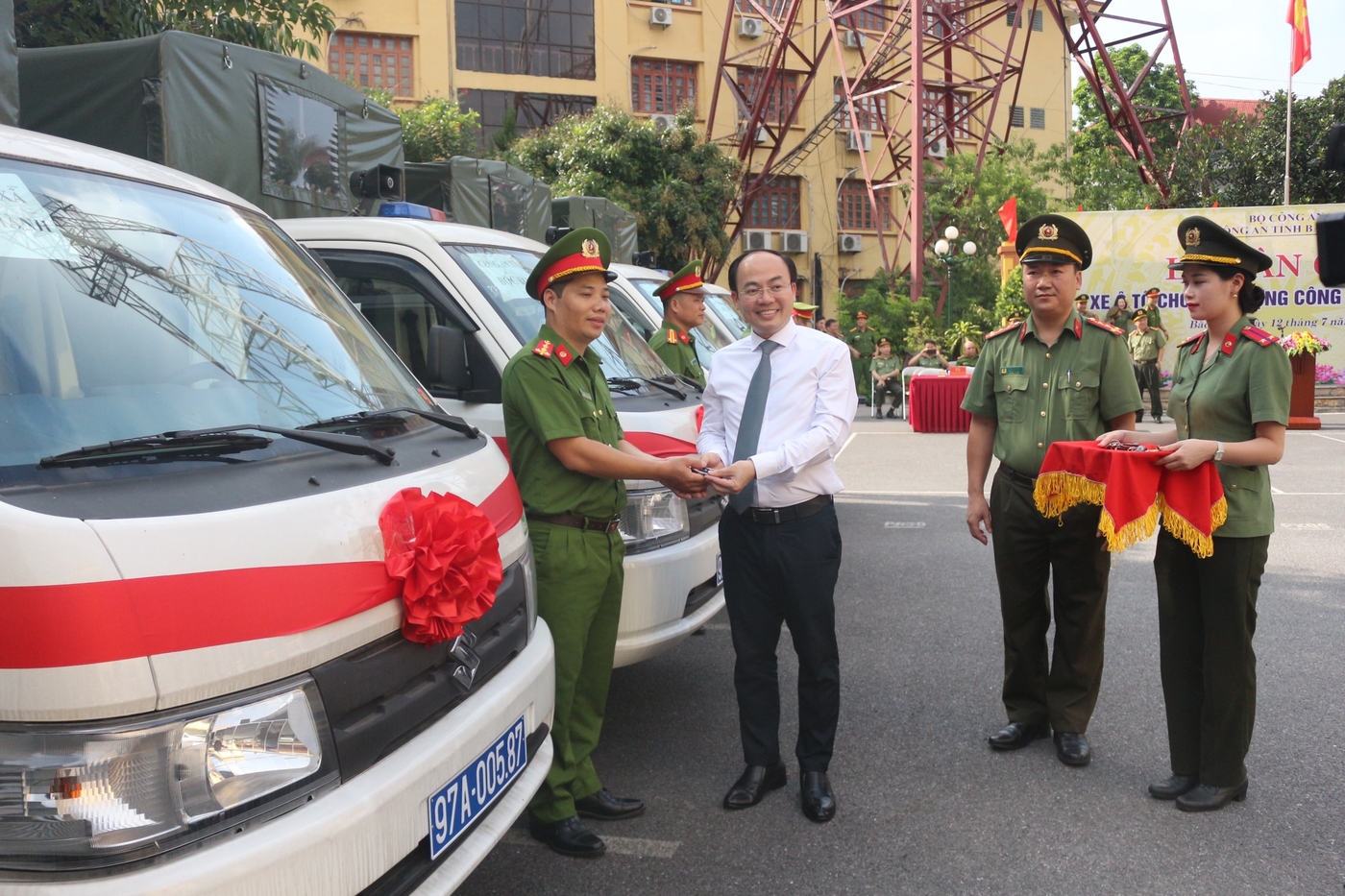 Bắc Kạn: Bàn giao 19 xe ô tô tải chuyên dụng cho Công an xã, thị trấn ảnh 1