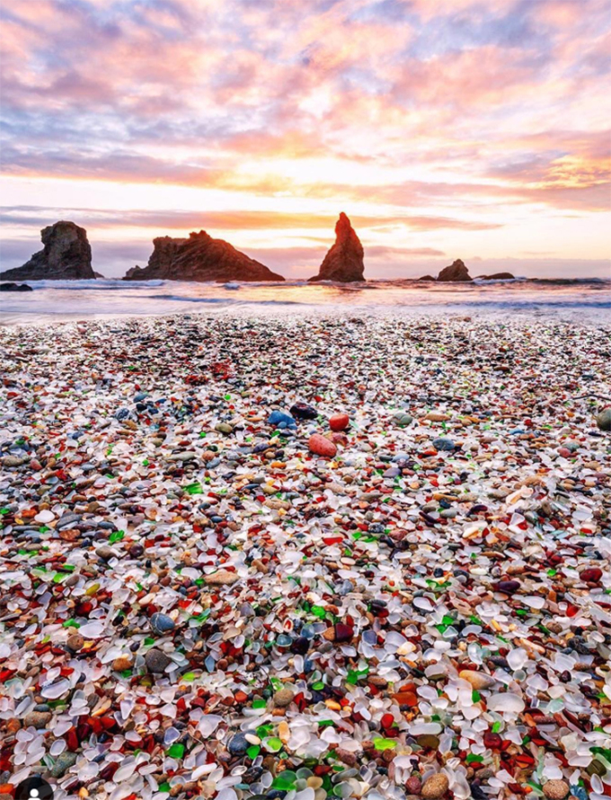 Hàng triệu viên thủy tinh đủ màu sắc phủ kín Glass Beach. Ảnh: Instagram