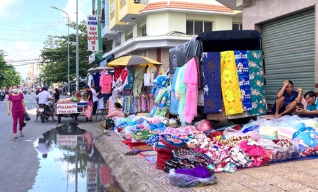 Những người “mua gánh bán bưng” “bám” vỉa hè mưu sinh, cần được sắp xếp có chỗ nơi làm ăn thuận lợi để an cư lạc nghiệp.