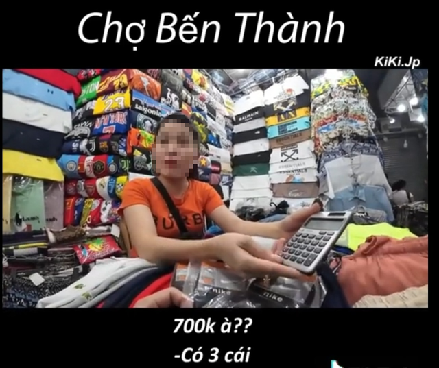 Ban Quản lý chợ Bến Thành xử phạt chủ sạp vụ 700.000 đồng 3 đôi vớ - Ảnh 1.