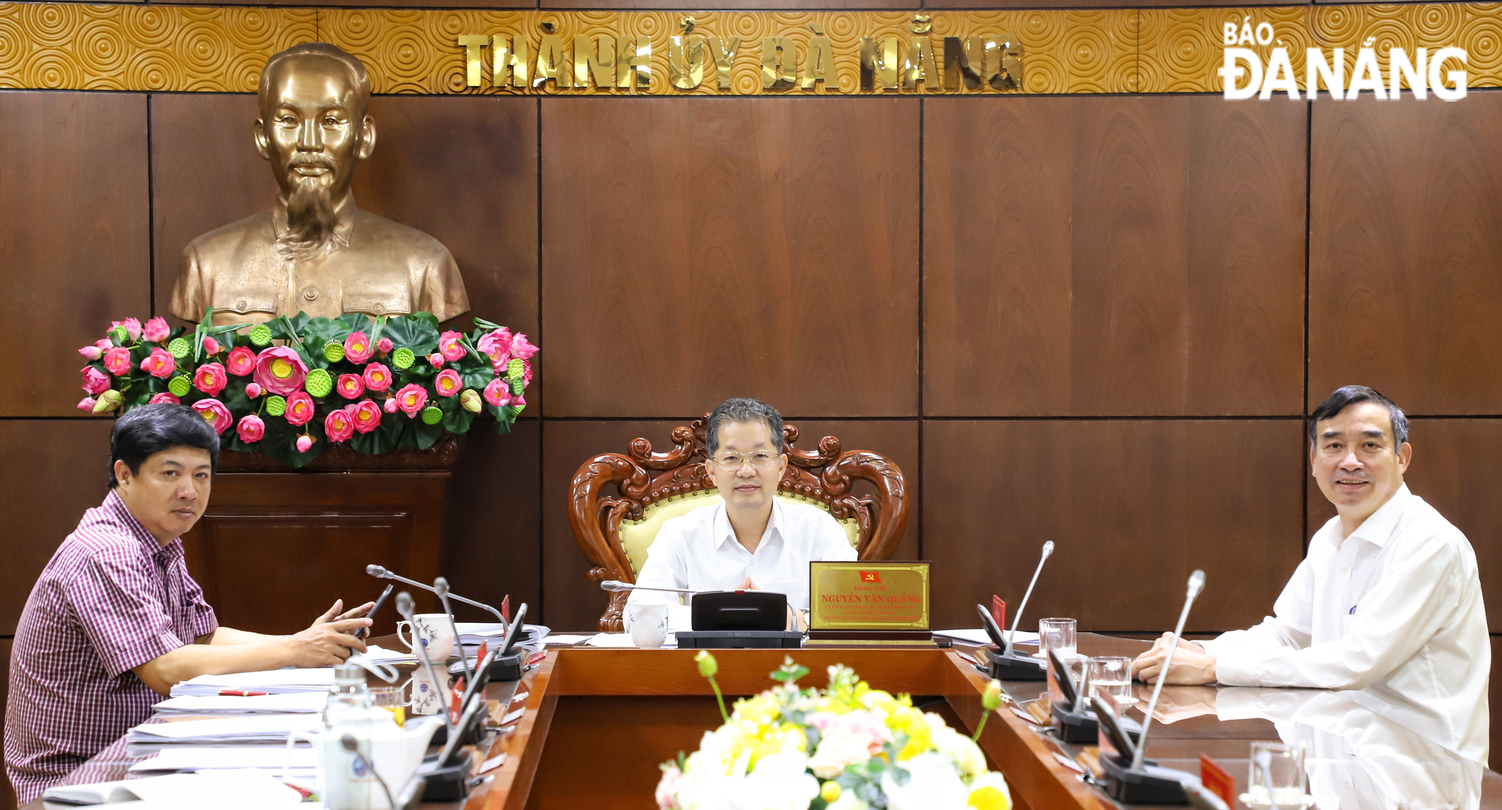 Bí thư Thành ủy Nguyễn Văn Quảng (giữa) chủ trì và Phó Bí thư Thường trực Thành ủy Lương Nguyễn Minh Triết (bên trái) và Chủ tịch UBND thành phố Lê Trung Chinh (bên phải) dự buổi họp. Ảnh: NGỌC PHÚ