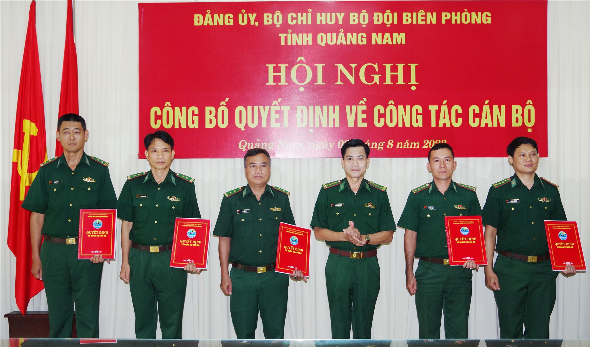 Đại tá Hoàng Văn Mẫn – Bí thư Đảng ủy, Chính ủy BĐBP tỉnh trao quyết định điều động, bổ nhiệm cho các cá nhân. Ảnh: HỒNG ANH