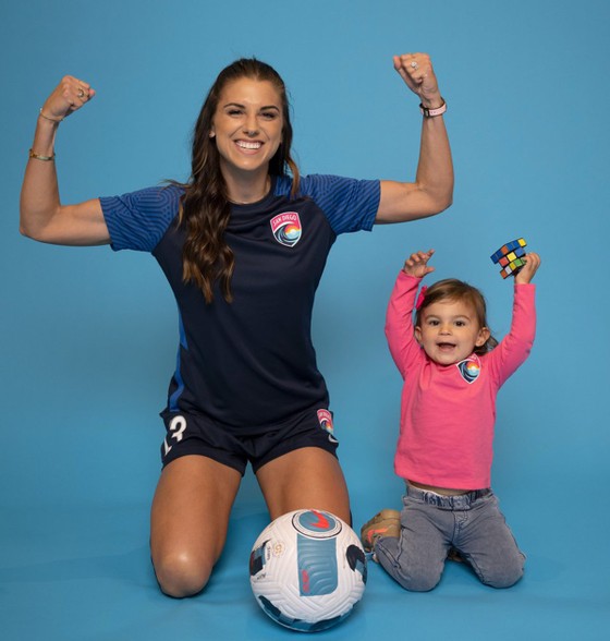 Tiền đạo Alex Morgan (Mỹ) luôn đòi hỏi quyền lợi chính đáng cho bóng đá nữ.