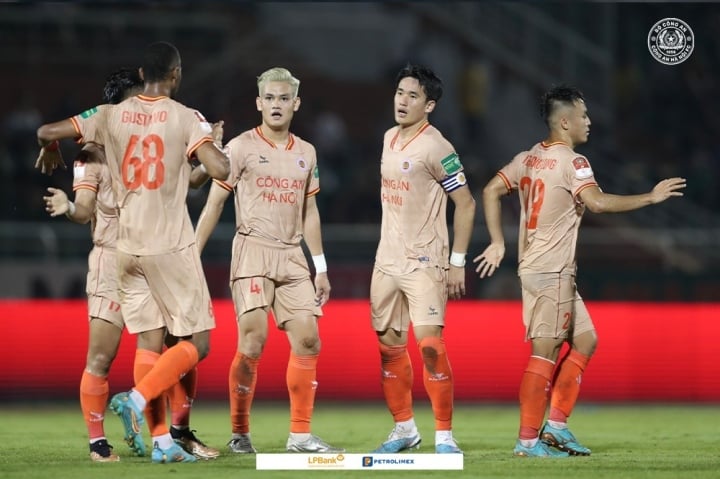 Huỳnh Tấn Sinh (đeo băng đội trưởng) có 3 lần vô địch V-League.