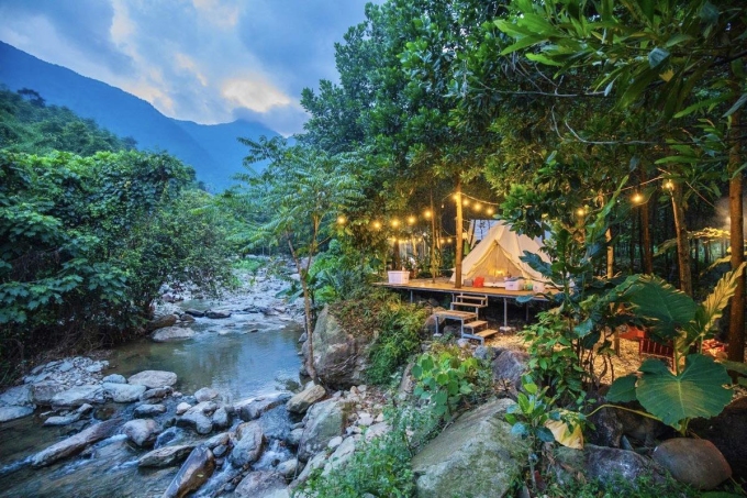 Một góc khu cắm trại ven suối ở MoJens Camp & Retreat. Ảnh: Khu cắm trại