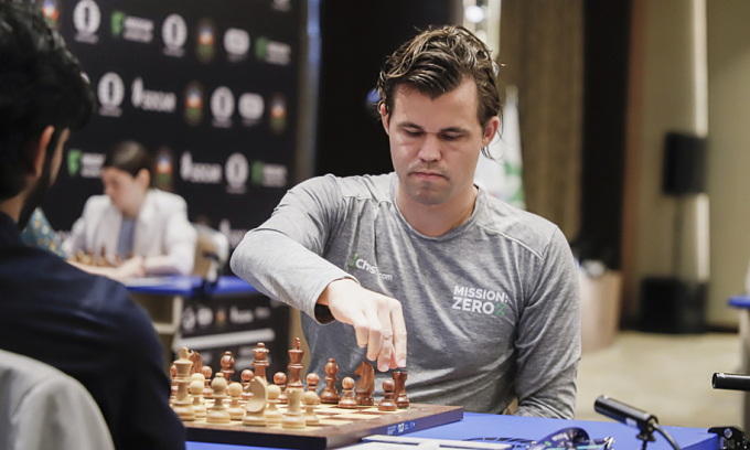 Carlsen (phải) trong ván đấu với Gukesh tại tứ kết World Cup cờ vua ở Baku, Azerbaijan ngày 15/8/2023. Ảnh: FIDE