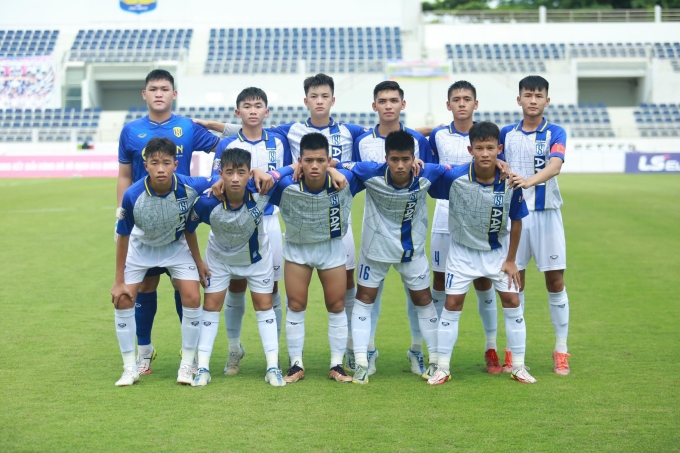 Ngô Anh Đức (hàng dưới thứ hai từ trái sang) cùng SLNA giành á quân U15 quốc gia 2023. Ảnh: VFF