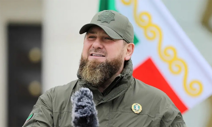 Lãnh đạo Cộng hòa Chechnya Ramzan Kadyrov phát biểu trước quân nhân dưới quyền tại Grozny, Nga ngày 25/2. Ảnh: Reuters.