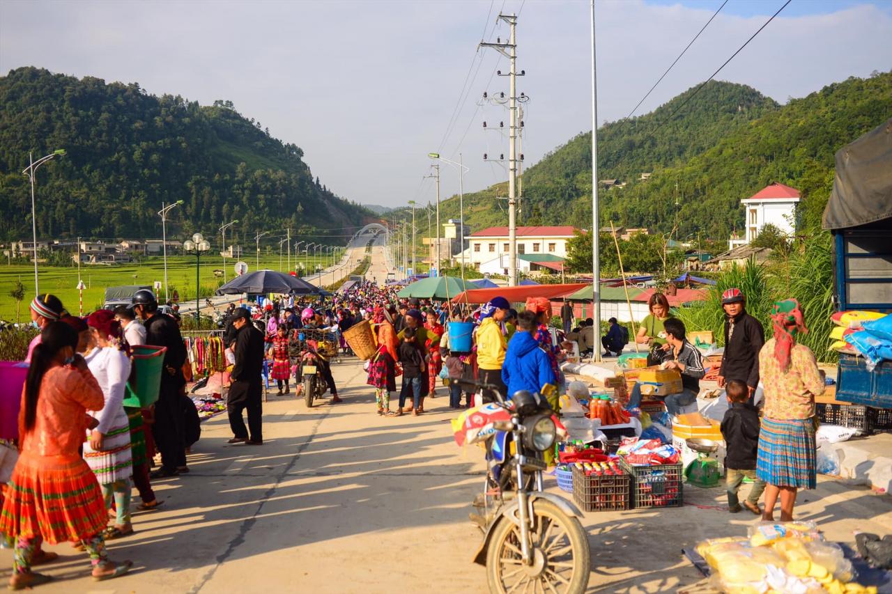 Chợ phiên Lũng Cú. Ảnh: Thu Hương