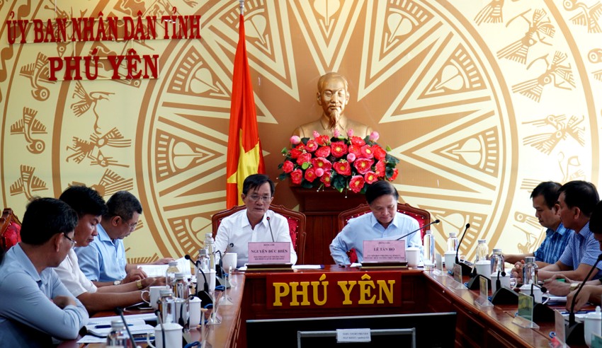 chuong trinh cung ngu dan thap sang den tren bien cua bao phap luat tphcm den tinh phu yen hinh 1