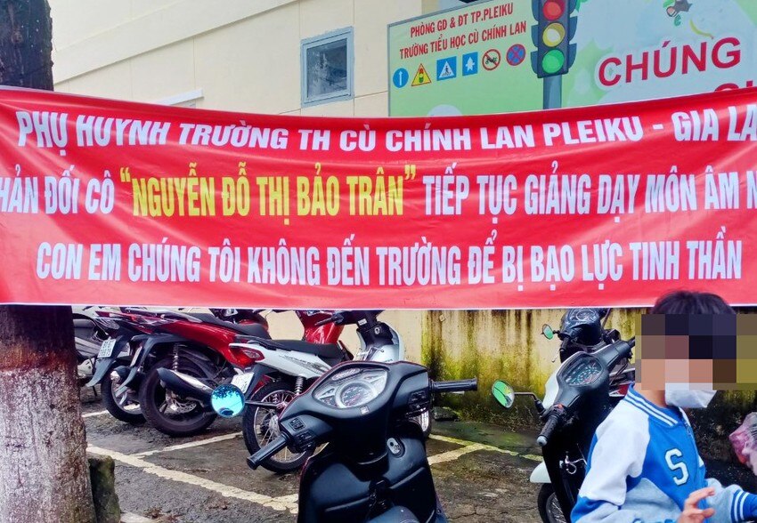 gia lai chuyen cong tac co giao bi phu huynh treo bang ron phan doi truoc cong truong hinh 1