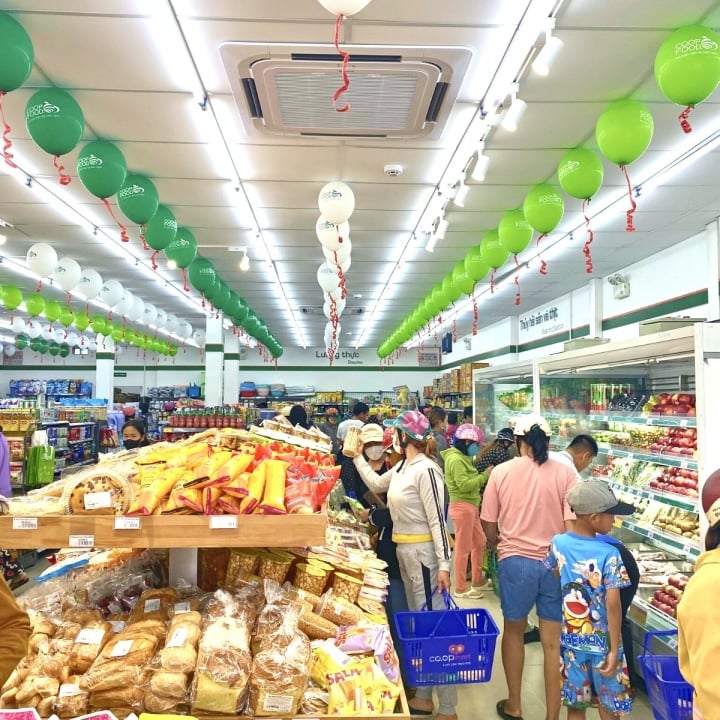 Khách hàng mua sắm tại Co.op Food Phú Yên Sơn Hòa.