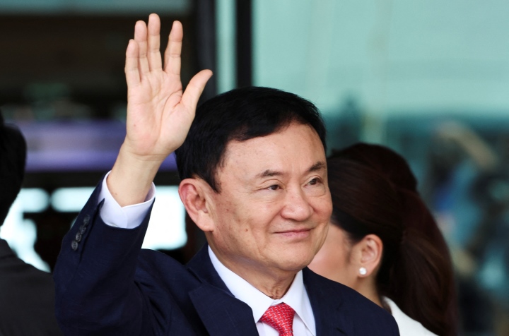 Cựu Thủ tướng Thái Lan Thaksin Shinawatra sau khi trở về Bangkok sáng 22/8. (Ảnh: Reuters)