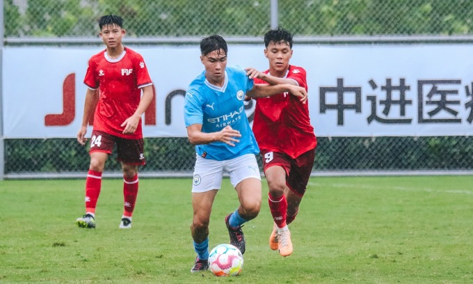 PVF (áo đỏ) trong trận gặp Man City ở giải U16 Sao Mai Thượng Hải, Trung Quốc ngày 29/8//2023. Ảnh: PVF