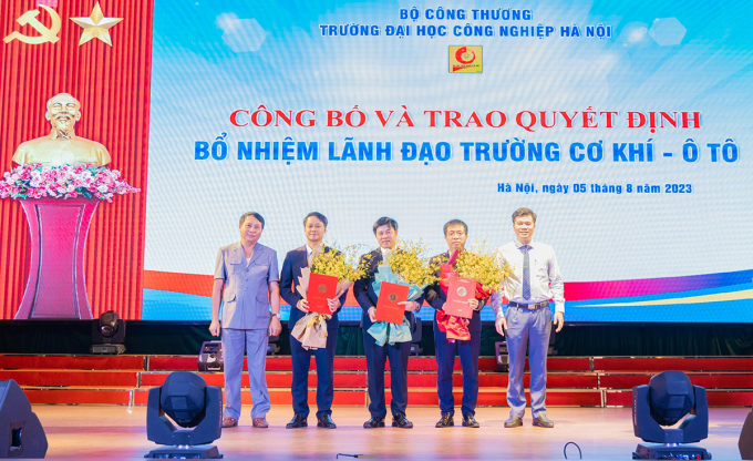 Lãnh đạo Trường Đại học Công nghiệp Hà Nội trao quyết định bổ nhiệm cho hiệu trưởng, hiệu phó trường Cơ khí - Ôtô. Ảnh: HaUI