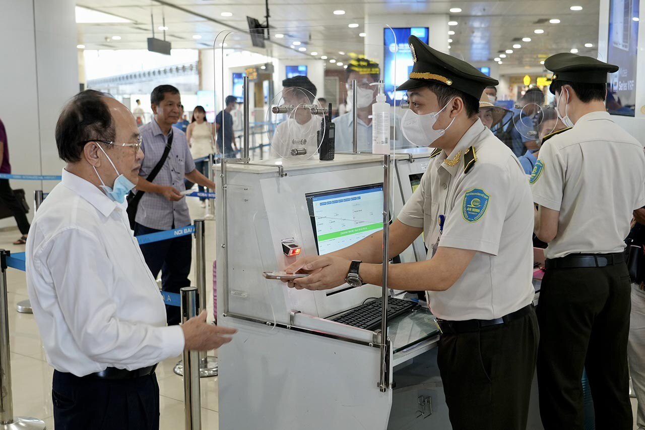 Sử dụng tài khoản VNeID tại sân bay Nội Bài. (Nguồn: Vietnamnet)