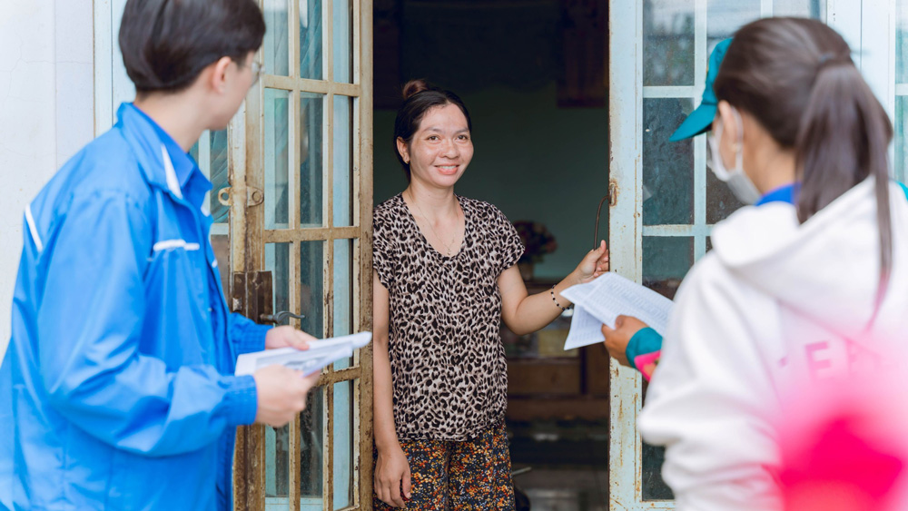 Đoàn viên, thanh niên đến tận nhà tuyên truyền người dân kích hoạt tài khoản định danh điện tử